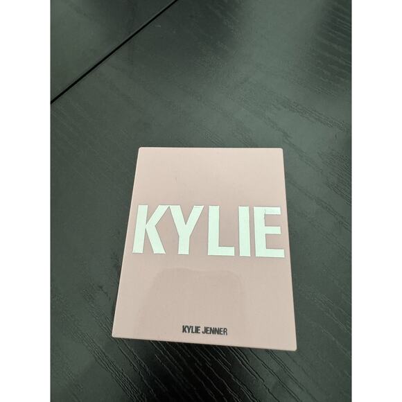 Kylie Jenner Pressed Illuminating Powder Cheers Darling Makeup 0.34 oz - Picture 3 of 3